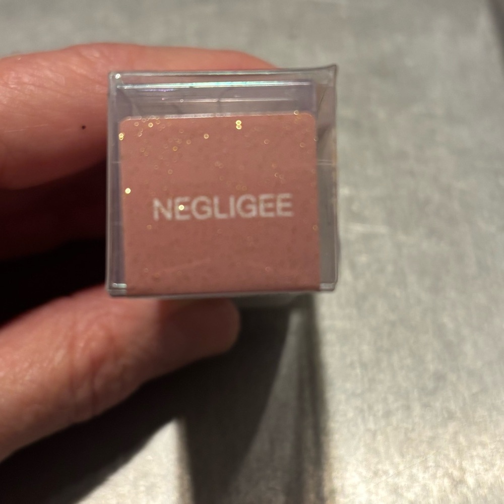 HUDA BEAUTY Lipstick / Lip Gloss Shade Negligée - cool Nude with Gold Shimmer